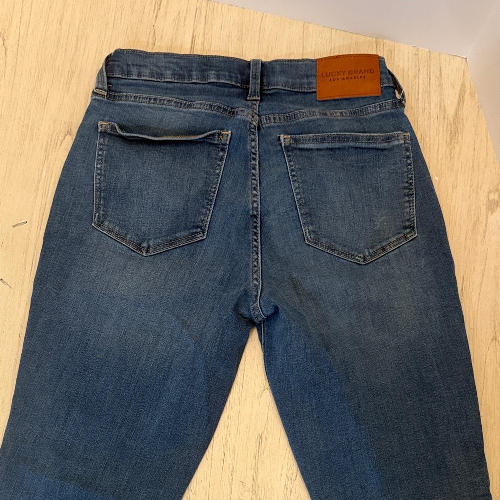 Lucky Brand woman’s  Dark Blue wash  Skinny Jeans
Never worn 
Casual wear